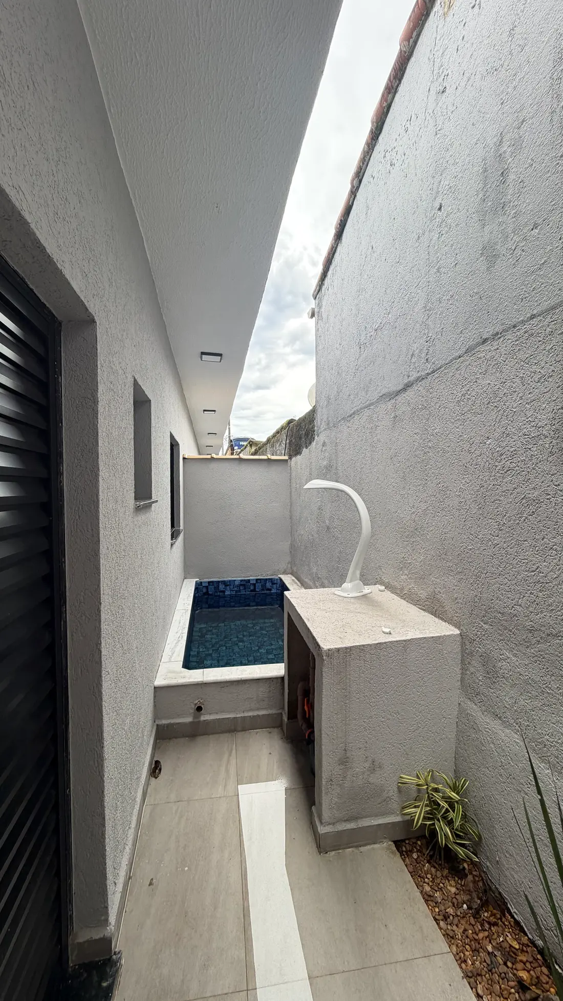 Área externa com piscina e ducha